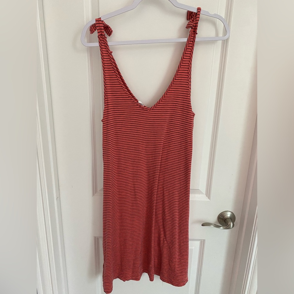 Striped Gap sleeveless v-neck dress. Adjustable straps. Loose flowy fit. Size XS